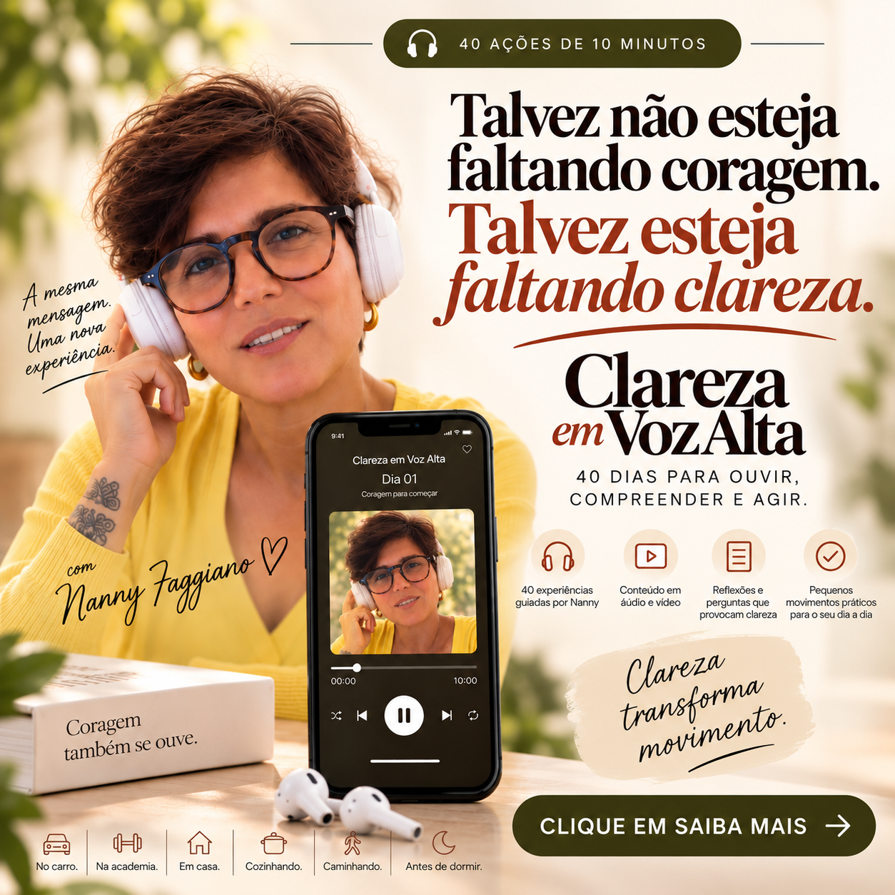Nanny de fones brancos e blusa amarela, em um ambiente com luz natural e folhagens